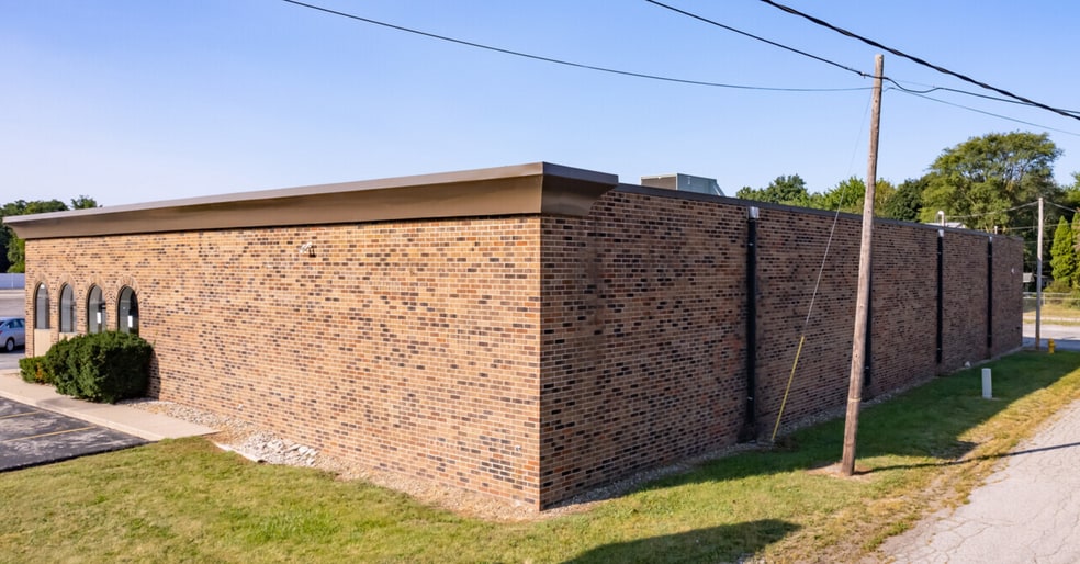 1657 Cassopolis St, Elkhart, IN à louer - Photo du bâtiment - Image 3 de 25