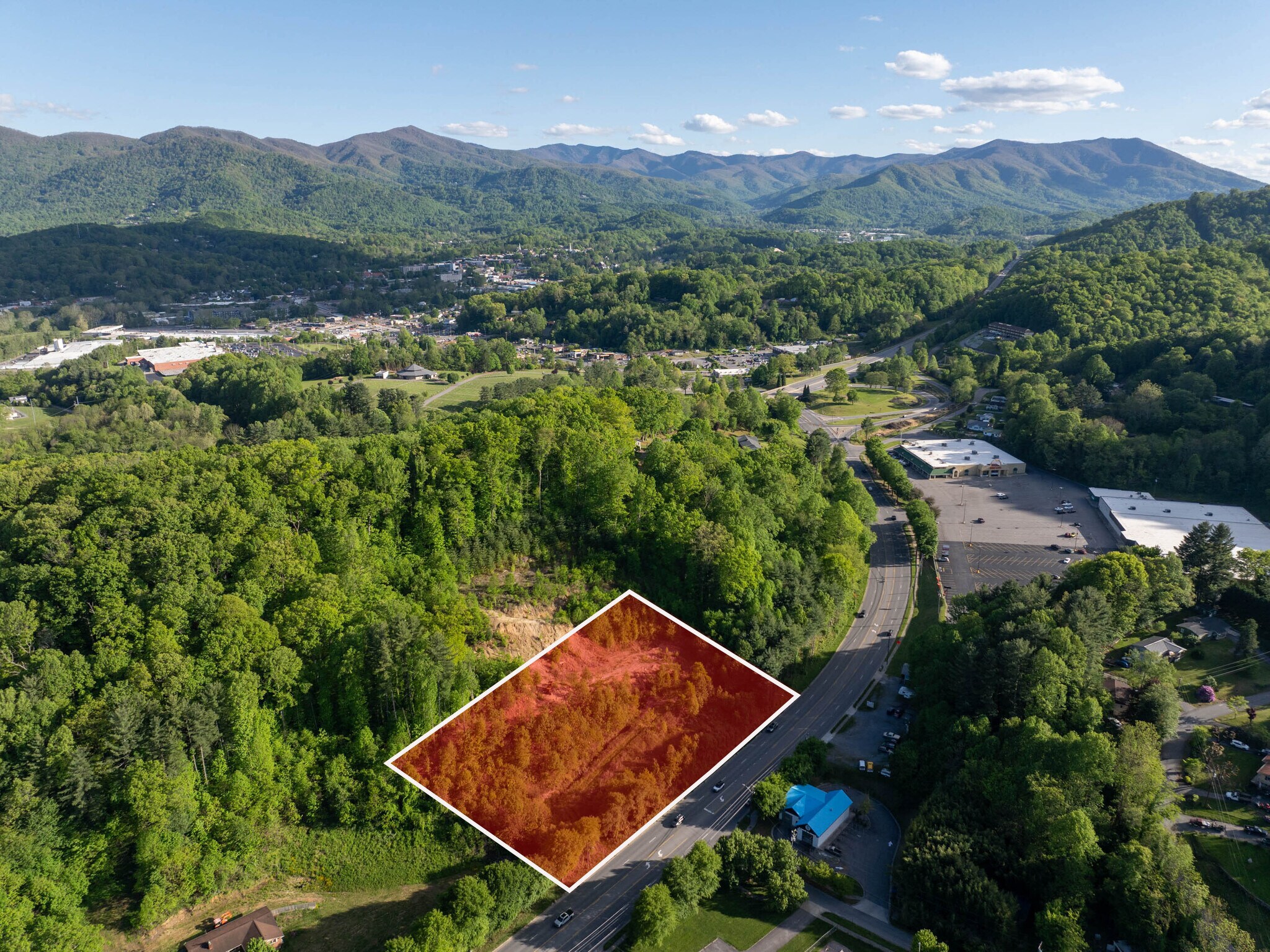 99999 Russ Ave, Waynesville, NC à vendre Photo du bâtiment- Image 1 de 12