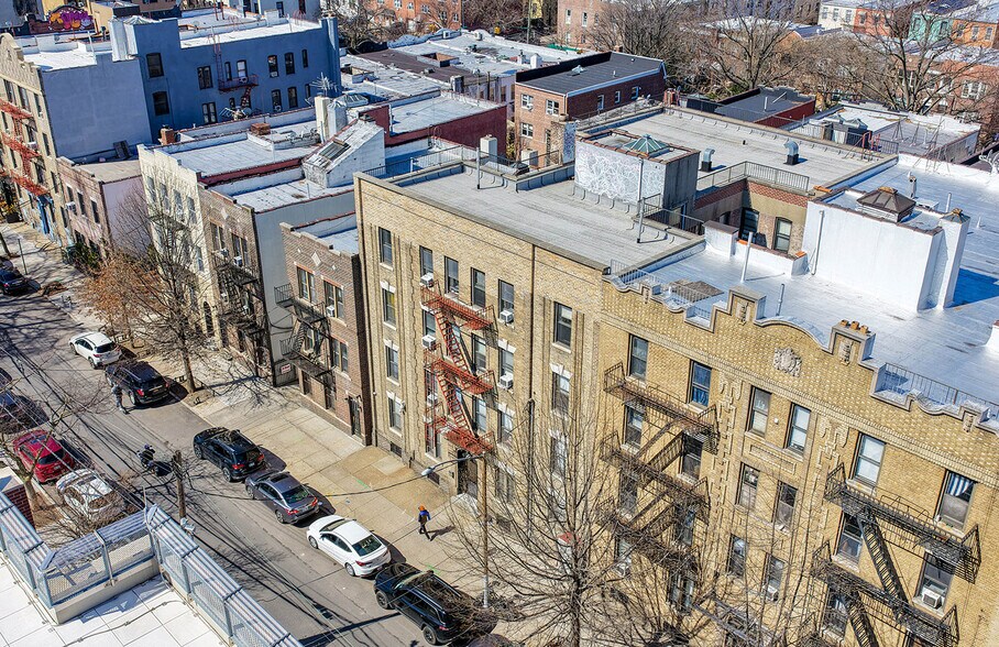 2374 29th St, Astoria, NY à vendre - Photo du bâtiment - Image 2 de 8