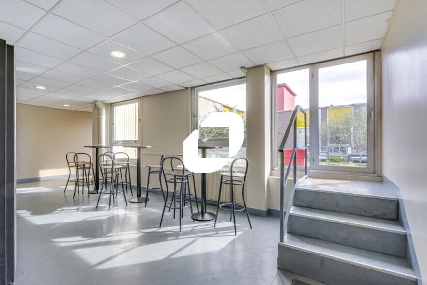 Flex in Croissy-Beaubourg for lease - Interior Photo - Image 2 of 12