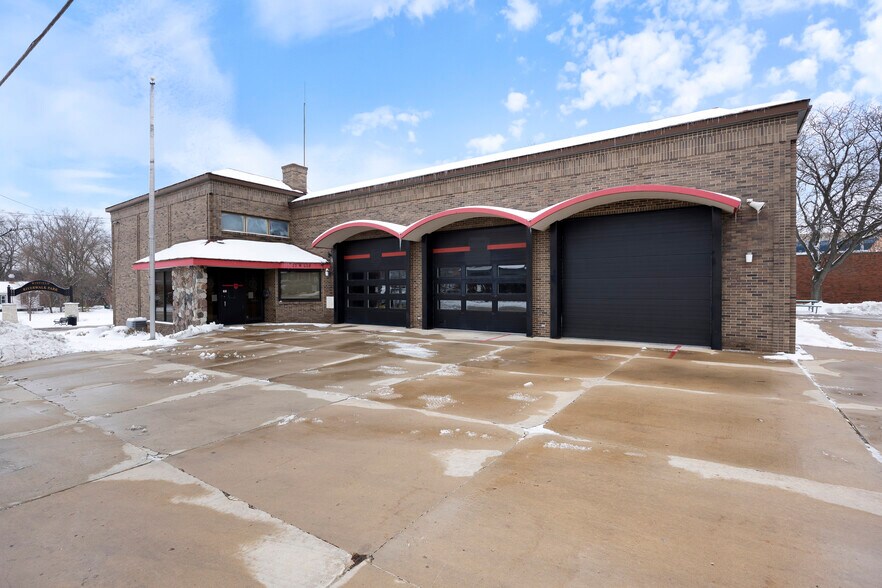 27W530 High Lake Rd, Winfield, IL à vendre - Photo du bâtiment - Image 2 de 20