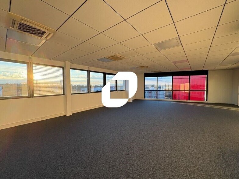 Office in Saint Priest for lease - Interior Photo - Image 1 of 14