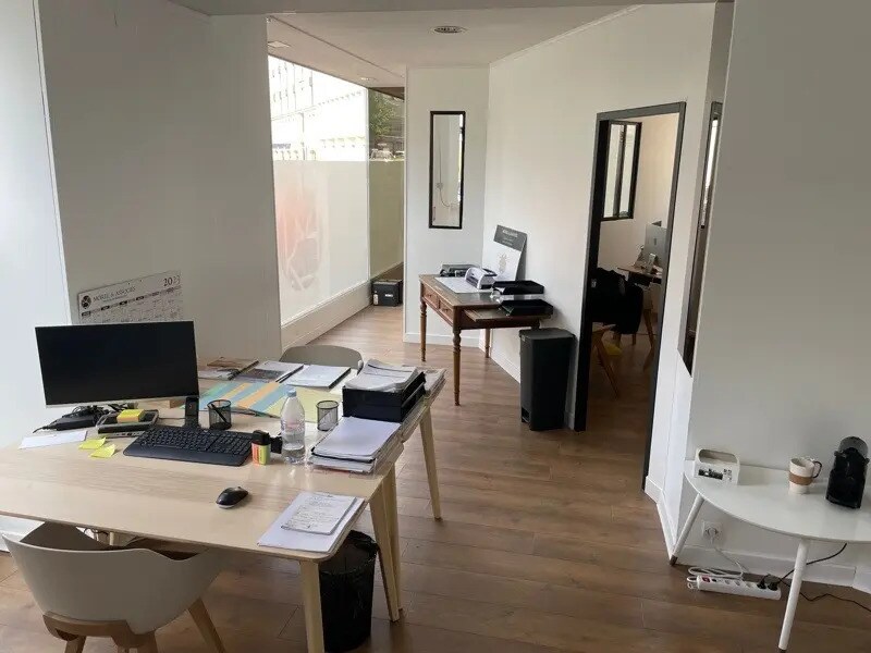 Retail in Bordeaux for lease Building Photo- Image 1 of 5