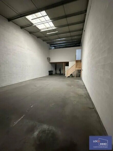 Flex in Le Haillan for lease - Building Photo - Image 2 of 5