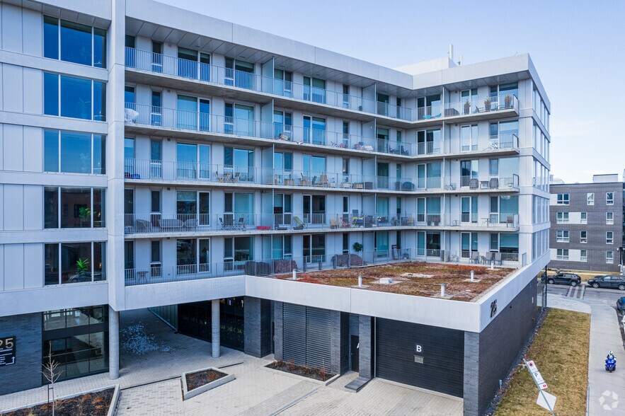 1300 Av Thérèse-Lavoie-Roux, Outremont, QC à louer - Photo du bâtiment - Image 3 de 3