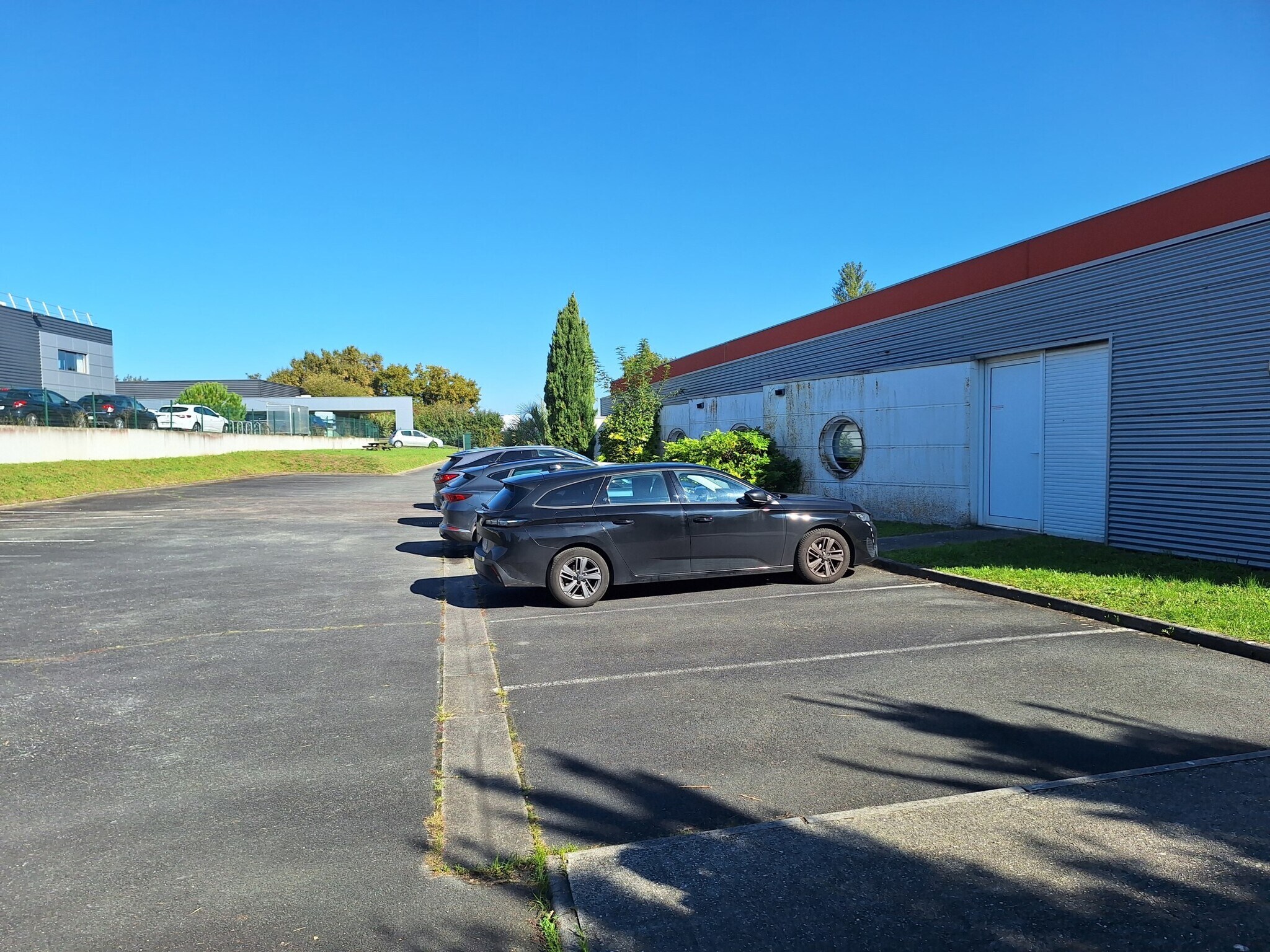 Office in Lormont for lease Building Photo- Image 1 of 4