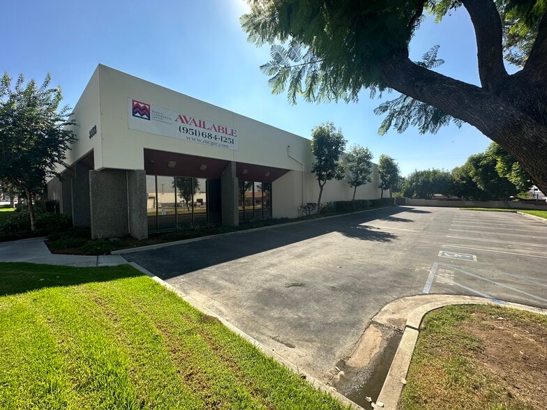 3333-3343 Durahart St, Riverside, CA for lease - Building Photo - Image 3 of 8