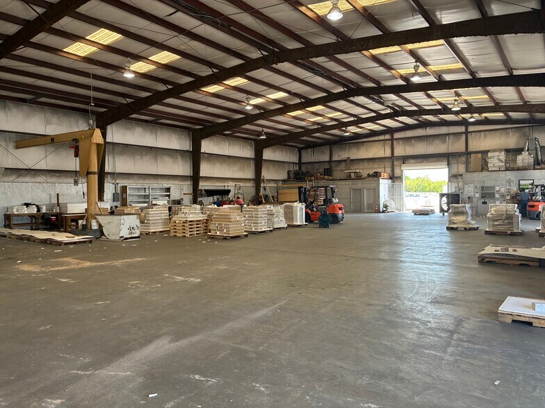 301 Pleasant Dr, Dallas, TX for lease - Building Photo - Image 3 of 3
