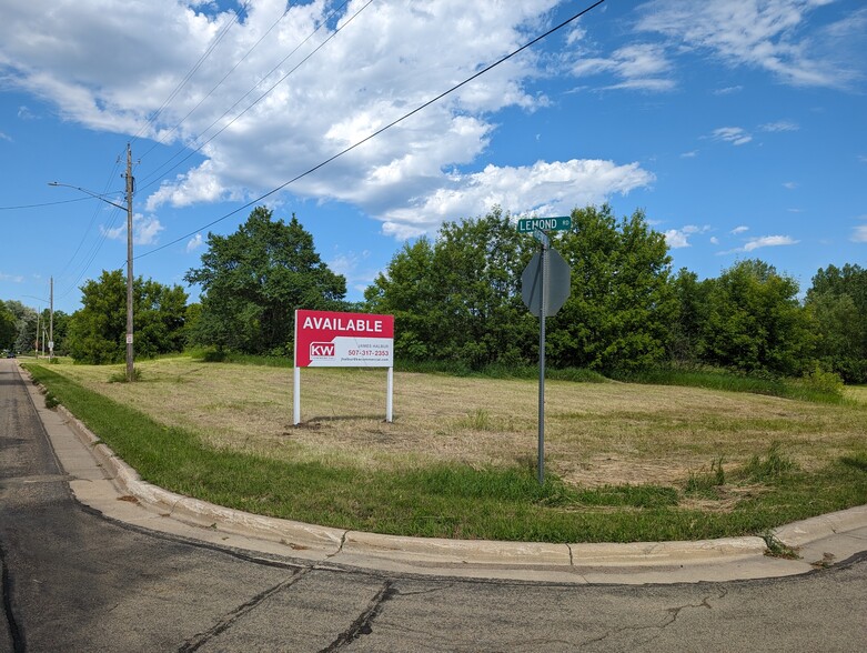 561 Riverwood Drive, Owatonna, MN for sale - Primary Photo - Image 2 of 6