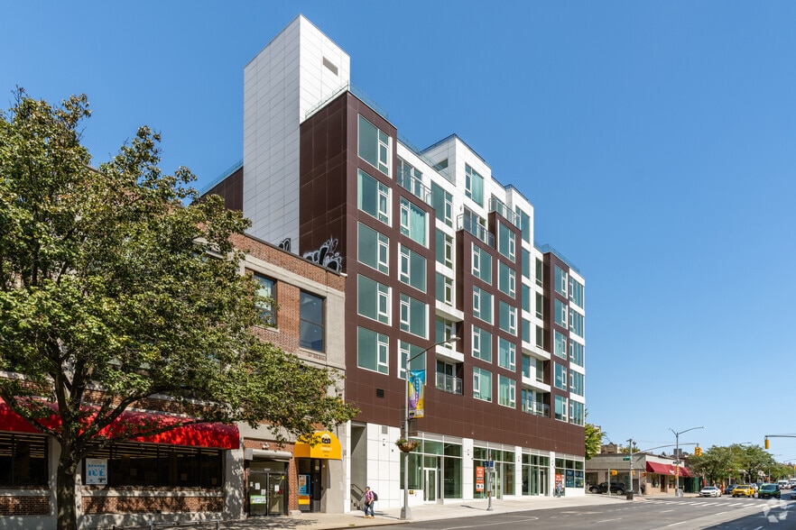 39-11 Queens Blvd, Long Island City, NY à louer - Photo du bâtiment - Image 3 de 5