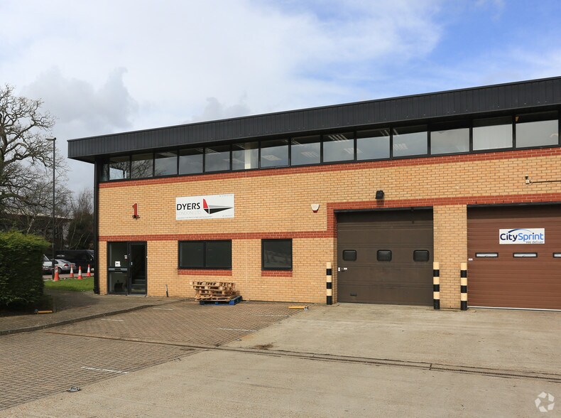 Newton Rd, Crawley à louer - Photo du bâtiment - Image 2 de 2