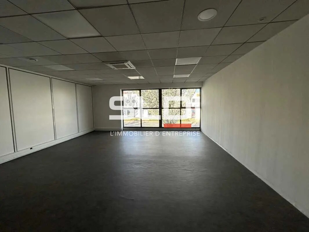 Rue Des Chantiers Du Beaujolais, Limas for lease Interior Photo- Image 1 of 6