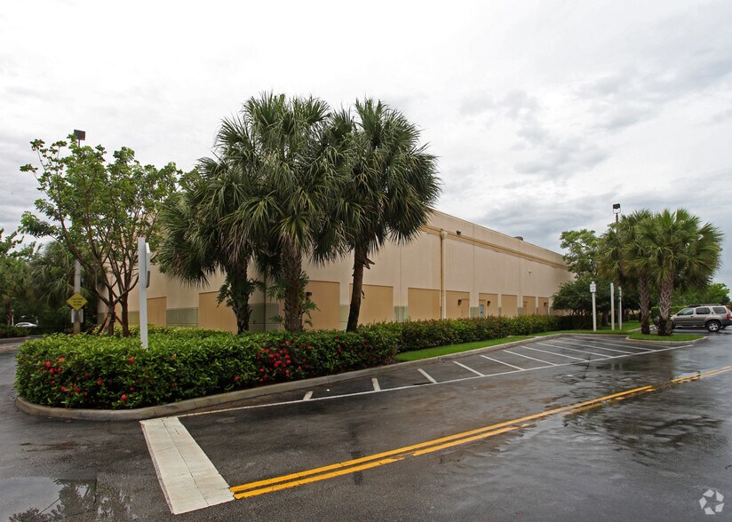 2600 Glades Cir, Weston, FL à louer - Photo du bâtiment - Image 3 de 24