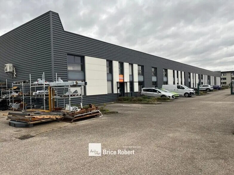 Flex dans Saint-Priest à louer - Photo du bâtiment - Image 1 de 6