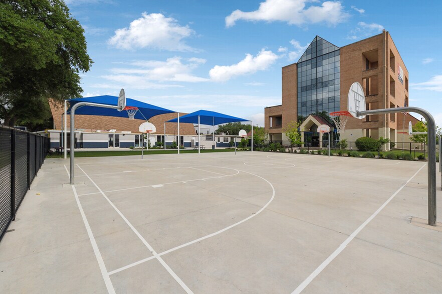 1826 Basse Rd, San Antonio, TX à vendre - Photo du bâtiment - Image 1 de 32