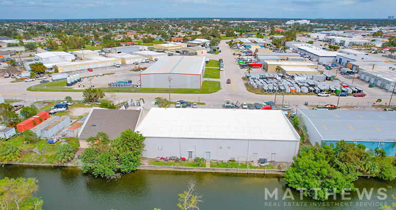 930 SE 9th Ln, Cape Coral, FL à vendre - Photo du bâtiment - Image 2 de 3