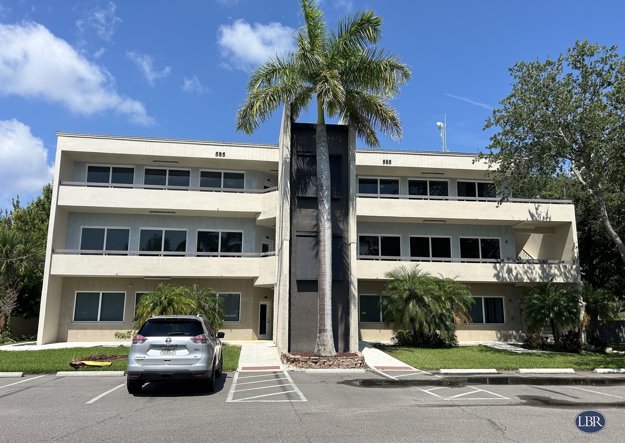 585 N Courtenay Pkwy, Merritt Island, FL à louer Photo du bâtiment- Image 1 de 11