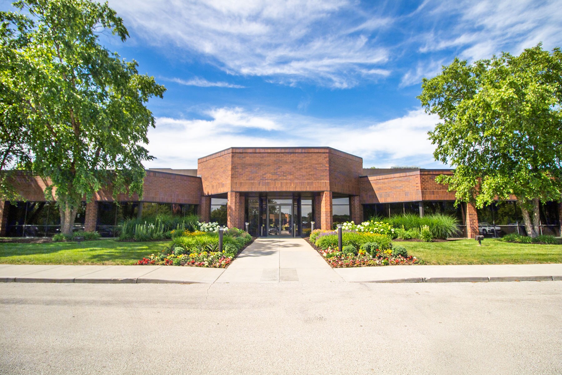 250 N Patrick Blvd, Brookfield, WI à louer Photo du bâtiment- Image 1 de 14