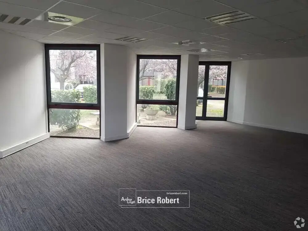 Office in Vénissieux for lease Building Photo- Image 1 of 5