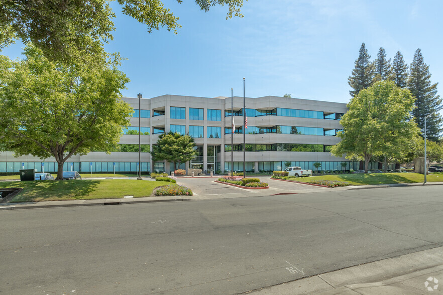 2150 River Plaza Dr, Sacramento, CA à louer - Photo du bâtiment - Image 2 de 4