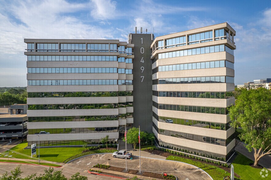 10497 Town & Country Way, Houston, TX à louer - Photo du bâtiment - Image 2 de 16