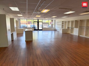 23120-23130 Lyons Ave, Santa Clarita, CA à louer Photo intérieure- Image 2 de 2