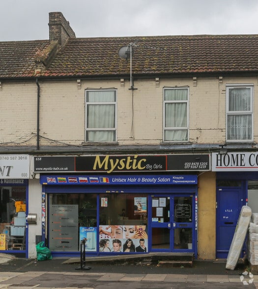 656-666 Romford Road portfolio of 3 properties for sale on LoopNet.ca - Primary Photo - Image 2 of 3