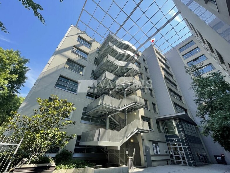 Office in Villeurbanne for lease - Building Photo - Image 2 of 8