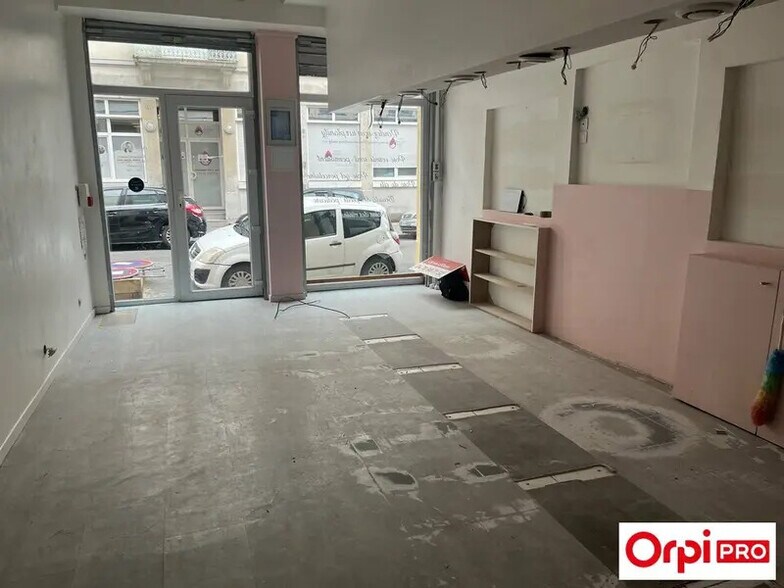 Retail in Villeurbanne for lease - Interior Photo - Image 3 of 4