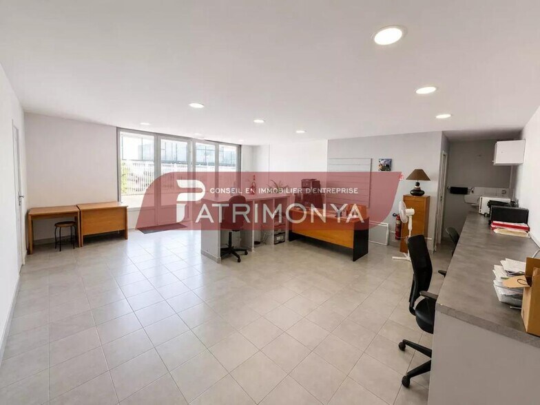 Retail in Marseille 10Eme for lease - Interior Photo - Image 1 of 2