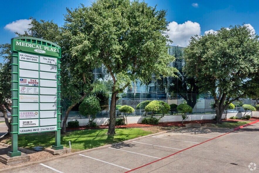 1327 Empire Central Dr, Dallas, TX à louer - Photo du bâtiment - Image 3 de 8