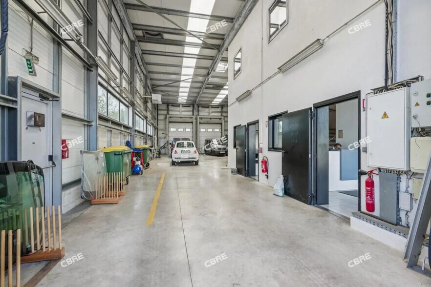 Flex in Sainte-Geneviève-des-Bois for lease - Interior Photo - Image 2 of 6