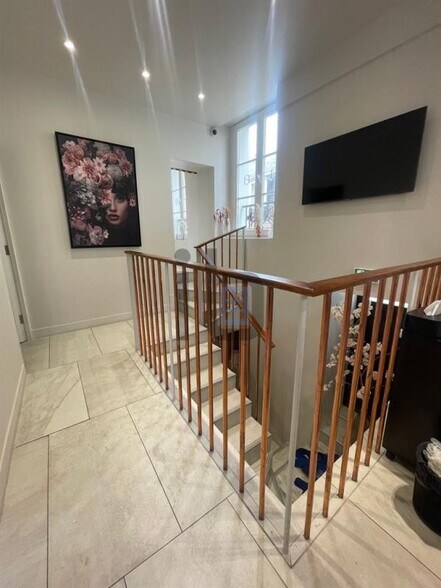 Retail in Paris for lease - Interior Photo - Image 3 of 5