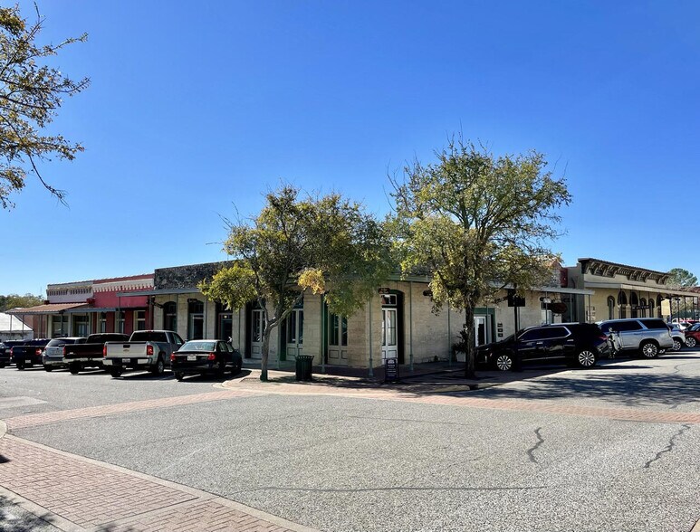 Block of South Baylor Commerce and S. St. Charles St, Brenham, TX à vendre - Photo du bâtiment - Image 2 de 8