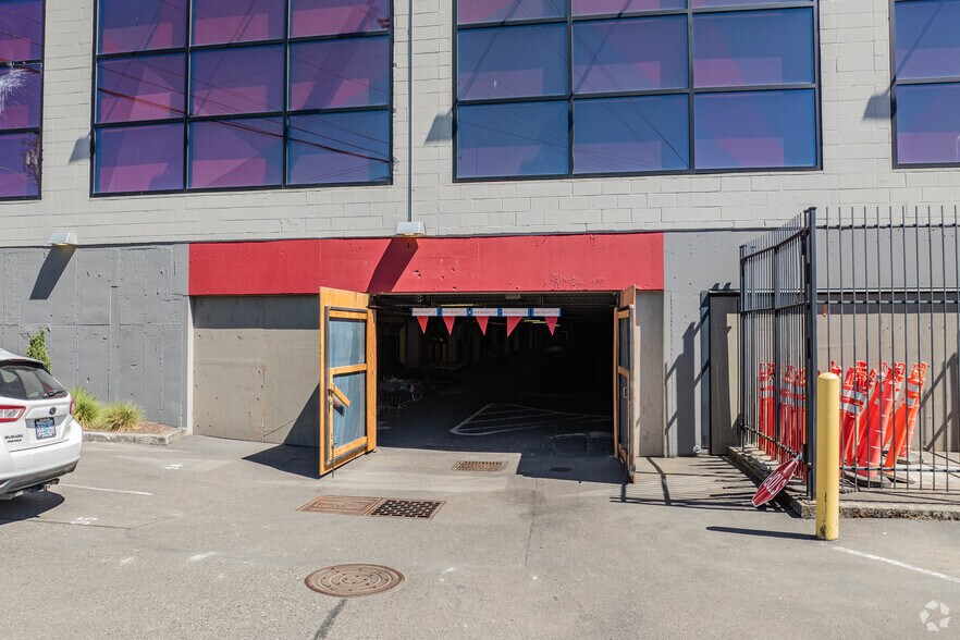 4030 NE Halsey St, Portland, OR à louer - Photo du bâtiment - Image 3 de 4