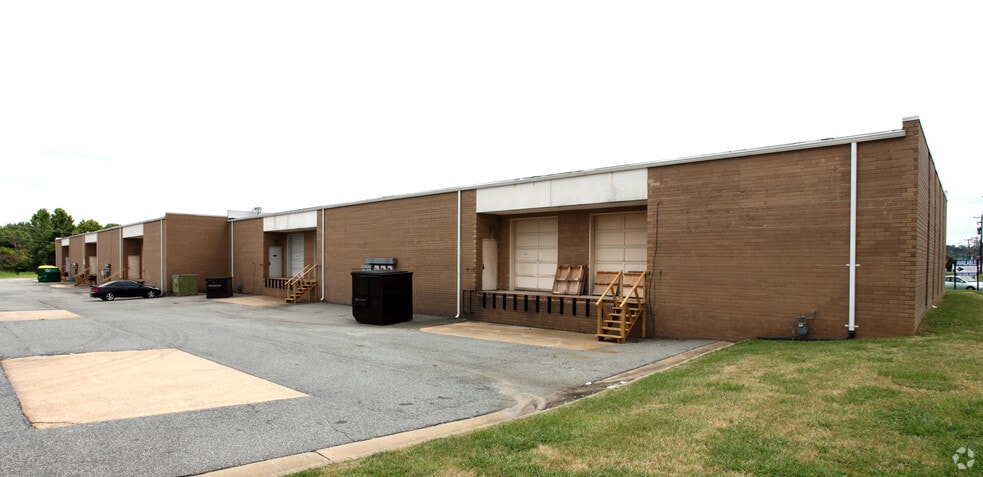 2906-2924 Baltic Ave, Greensboro, NC à louer - Photo du bâtiment - Image 2 de 32
