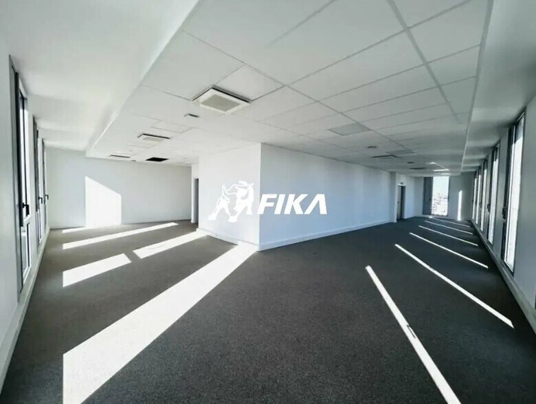 Office in Bordeaux for lease - Interior Photo - Image 2 of 18