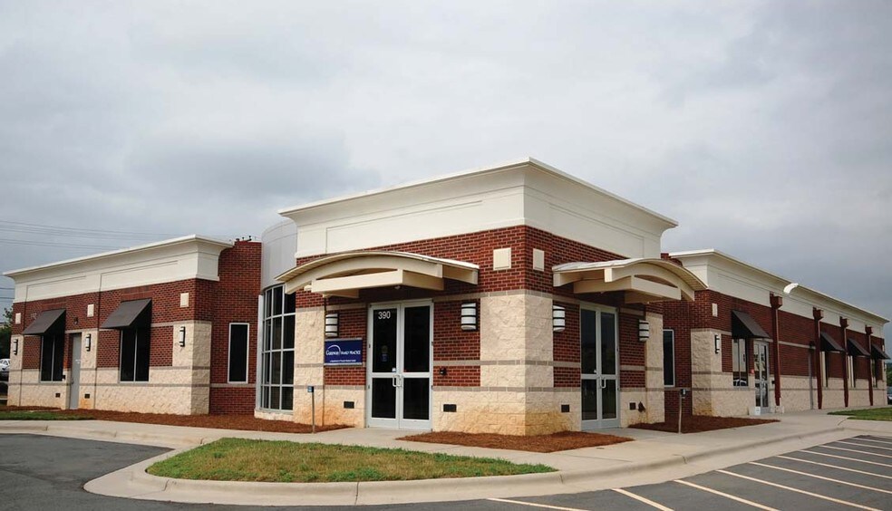 390 W Salem Ave, Winston-Salem, NC à vendre - Photo du bâtiment - Image 2 de 4