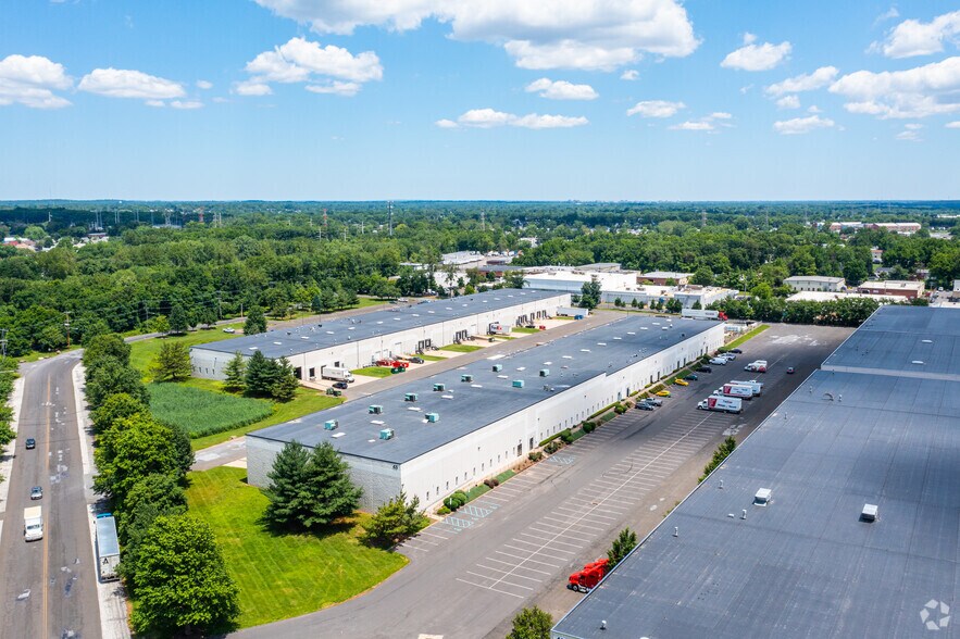45 Runway Rd, Levittown, PA à louer - Aérien - Image 2 de 11