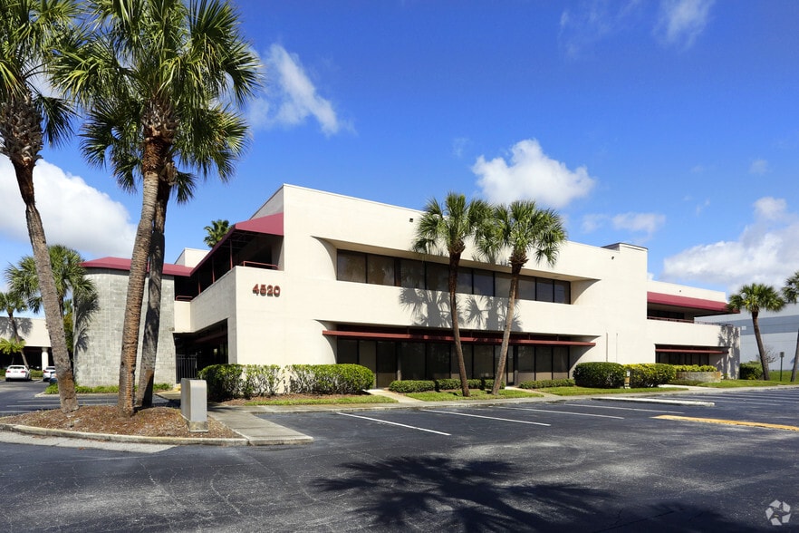 4520 Oak Fair Blvd, Tampa, FL for lease - Building Photo - Image 3 of 9