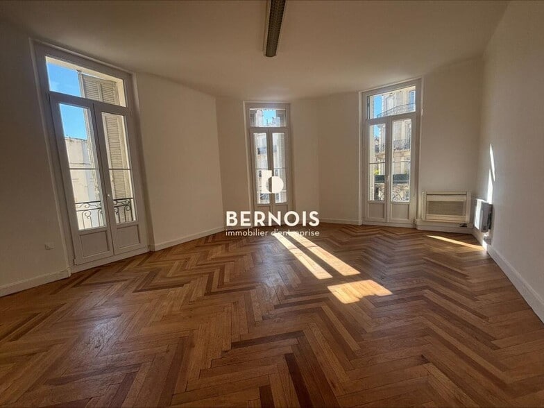 Office in Toulon for lease - Interior Photo - Image 1 of 6