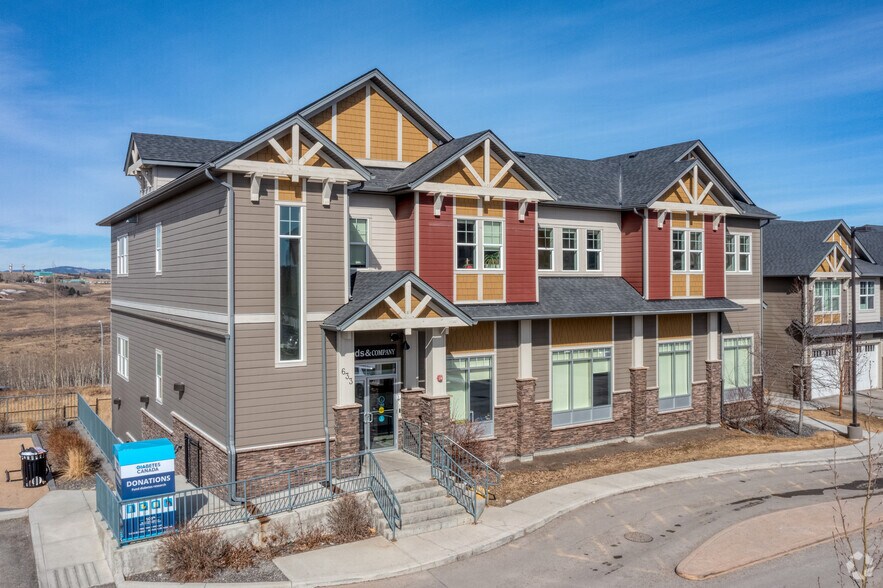 101 Sunset Dr, Cochrane, AB à vendre - Photo du bâtiment - Image 2 de 10