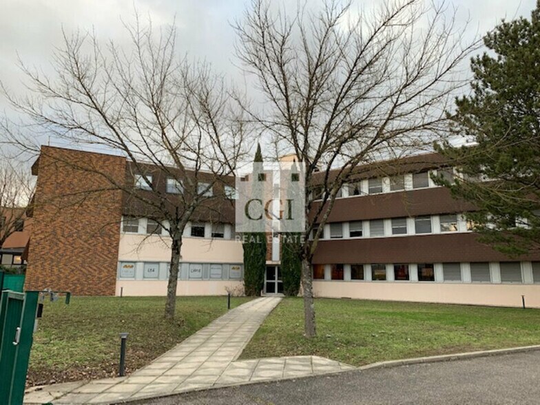 7 Rue Maryse Bastié, Bron à louer - Photo du bâtiment - Image 1 de 4