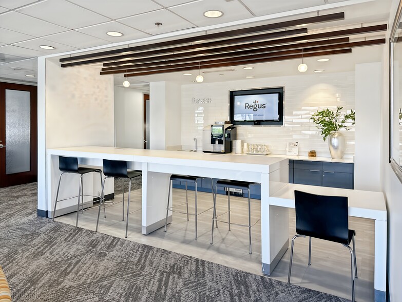 6991 E Camelback Rd, Scottsdale, AZ for lease - Building Photo - Image 3 of 17