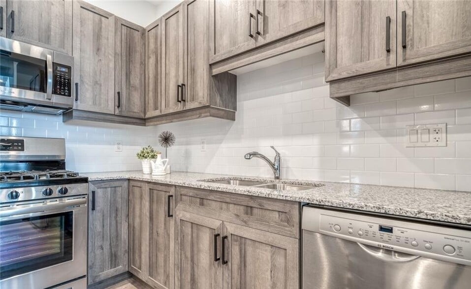 52 Barton St E, Hamilton, ON à vendre - Photo du bâtiment - Image 2 de 7