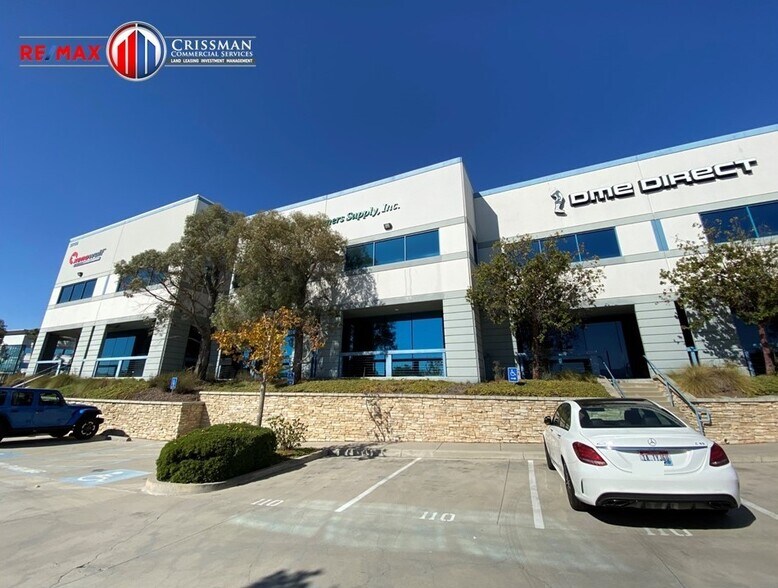 28486 Westinghouse Pl, Valencia, CA à louer - Photo du bâtiment - Image 1 de 9