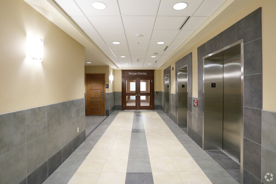 2900 West Rd, East Lansing, MI à vendre - Hall d’entrée - Image 2 de 5