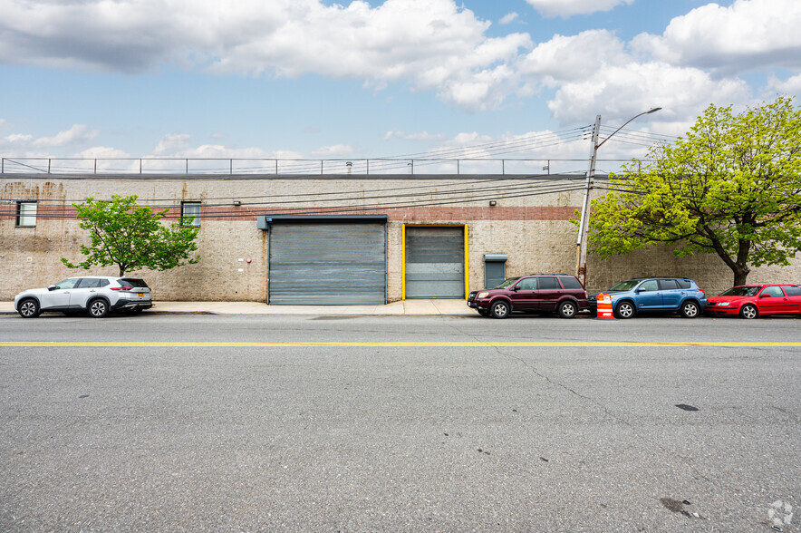 18-81 Steinway St, Astoria, NY for lease - Building Photo - Image 3 of 13