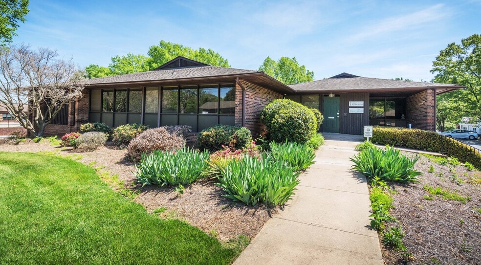 2912 Maplewood Ave, Winston-Salem, NC for lease - Primary Photo - Image 1 of 9