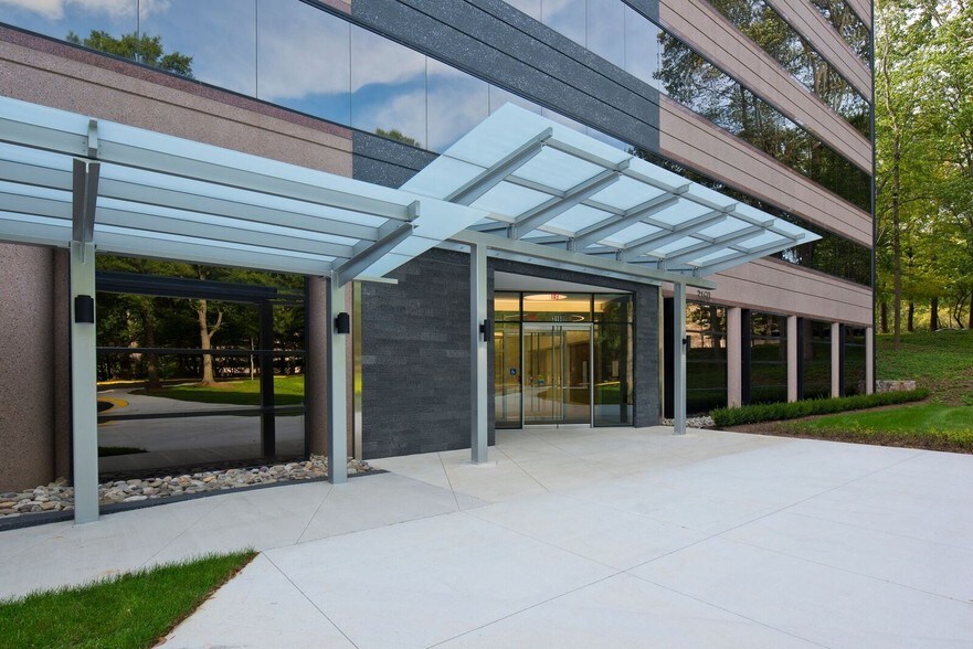 3160 Fairview Park Dr, Falls Church, VA à louer - Photo du bâtiment - Image 3 de 20